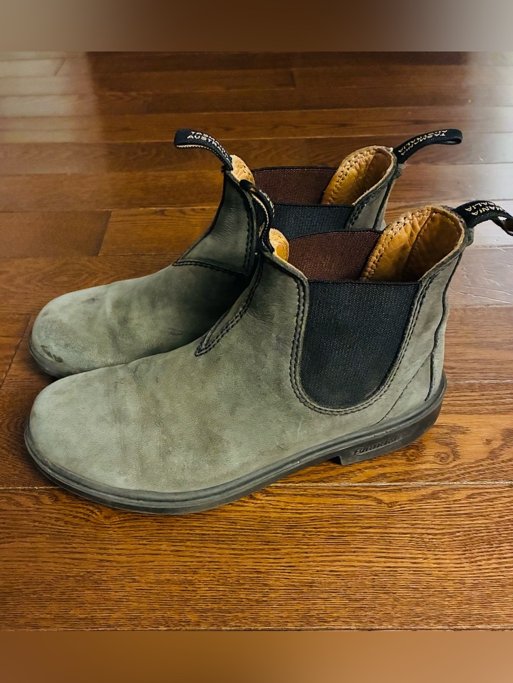 Kids blundstones size Aus 3 (kids size 4)
